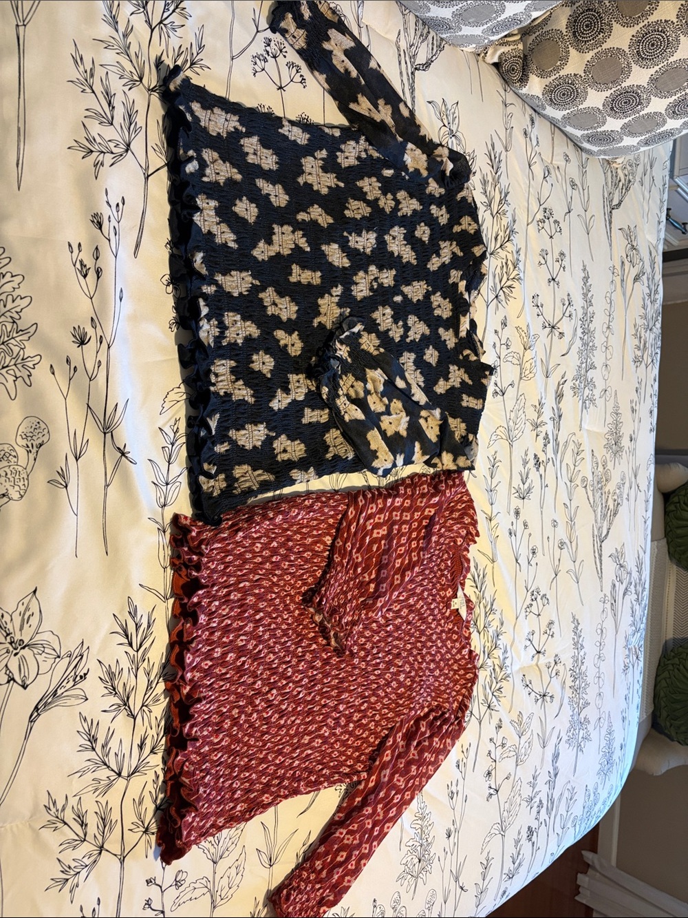 Lot of 2 Ruched Pattern Tops - Picture 1 of 5